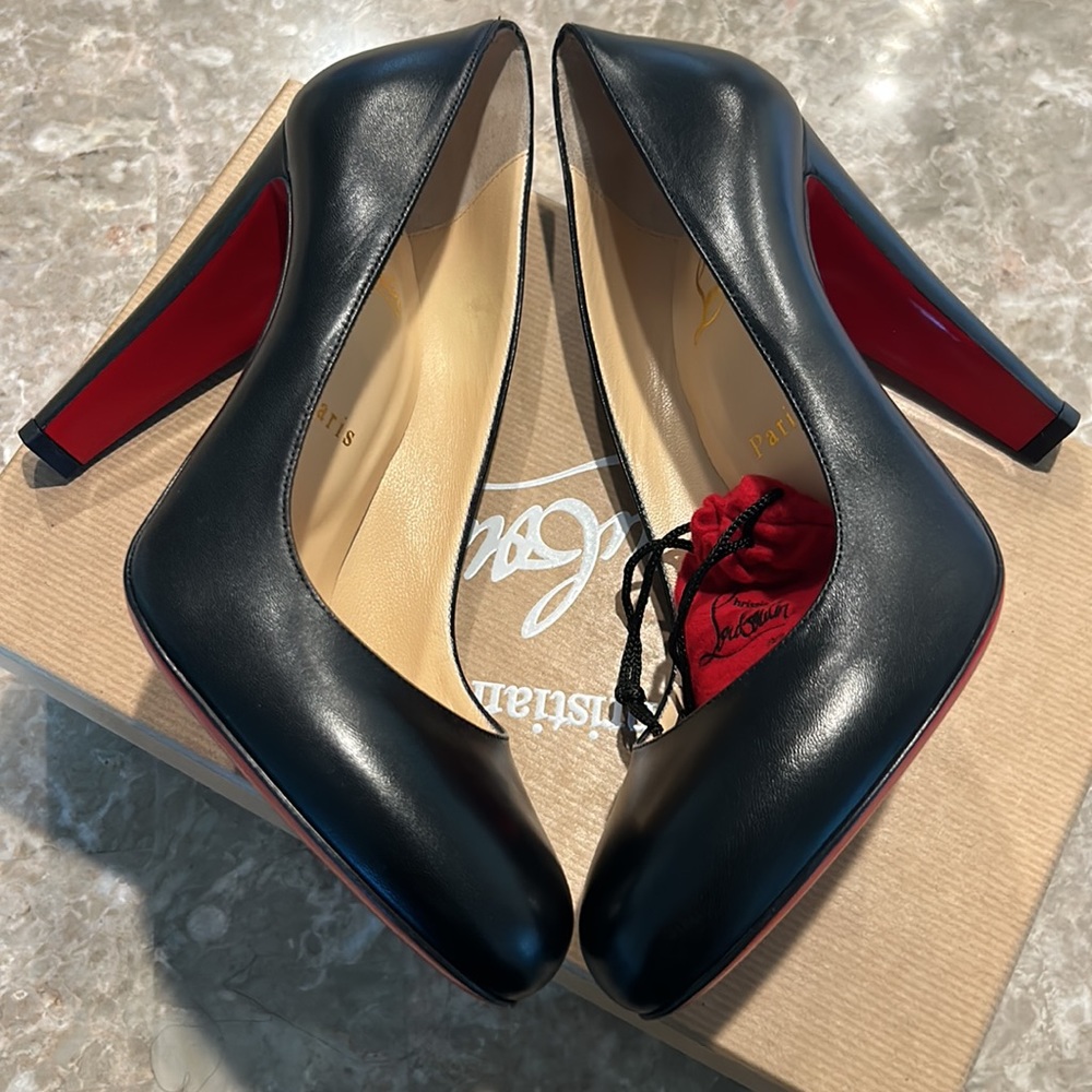 NWT Christian Louboutin SZ40 Black Leather